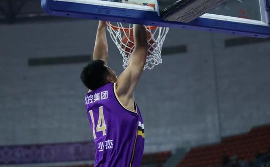  鹈鹕状元首秀惊艳全场  